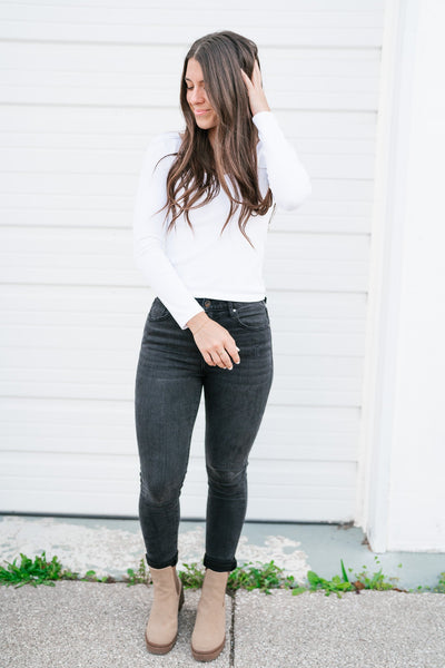 Della Ribbed Scooped Neck Seamless Top- White